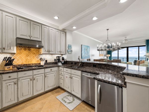 Stunning 4-Bedroom Beachfront Condo on the Emerald Coast - Perfect for Families